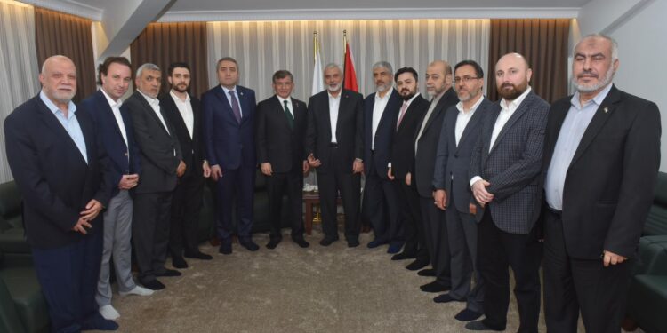 Davutoğlu, öldürülen Haniye’yi Türkiye’ye çağırmıştı