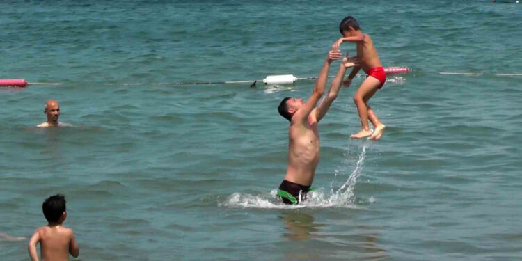 Denize ve Havuza Girerken Dikkat! Sağır Olmayın