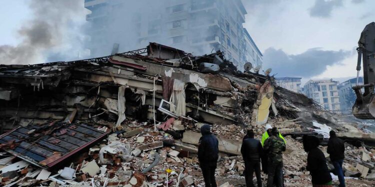 Toraks Derneği: Deprem sonrası geçmeyen öksürük vakaları arttı