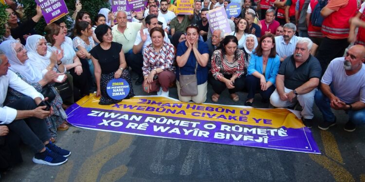 Diyarbakır’da Kürtçe yazıların silinmesi yürüyüşle protesto edildi