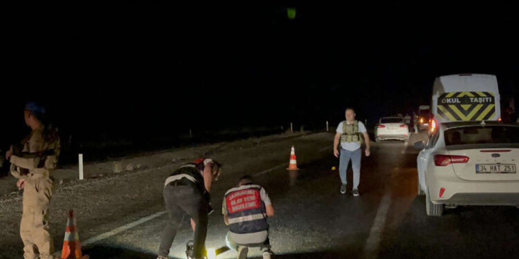 Diyarbakır’da otomobil uzun namlulu silahlarla tarandı: 2 ölü, 1’i ağır 4 yaralı