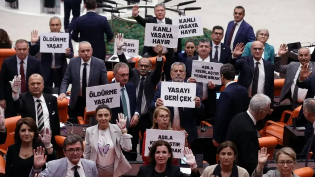 Ellerini Ölüm İçin Kaldırdılar! 'Kanlı Yasa' AKP ve MHP'nin Oylarıyla Meclis'ten Geçti