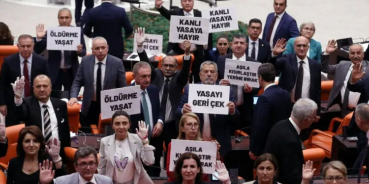 Ellerini Ölüm İçin Kaldırdılar! 'Kanlı Yasa' AKP ve MHP'nin Oylarıyla Meclis'ten Geçti