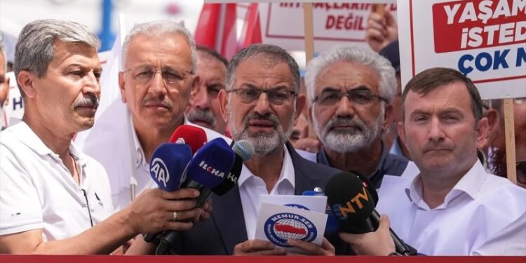 Emekli Memur-Sen üyelerinden enflasyon verileri protestosu