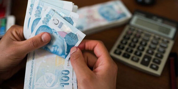 Emekli maaşının 12 bin 500 liraya yükseltilmesi ve yurt dışına çıkış harcına zammın da yer aldığı “vergi paketi” komisyonda kabul edildi