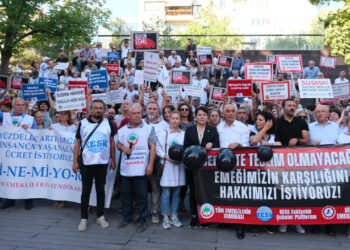 Emeklilerden Maaş 'Zammına' Tepki Yürüyüşü: Sefalete Teslim Olmayacağız