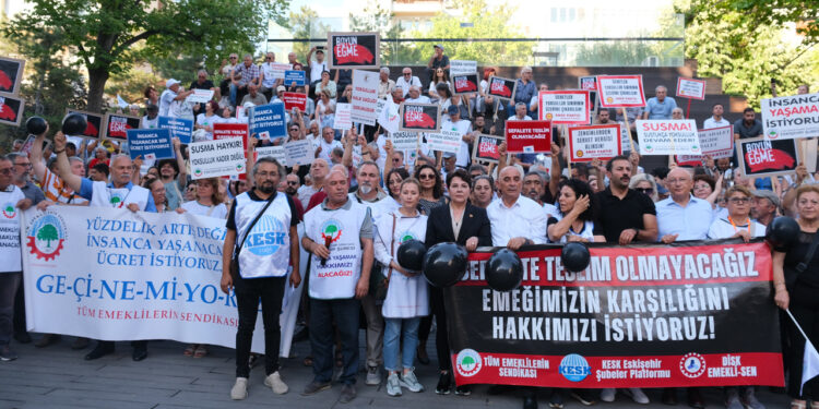 Emeklilerden Maaş 'Zammına' Tepki Yürüyüşü: Sefalete Teslim Olmayacağız