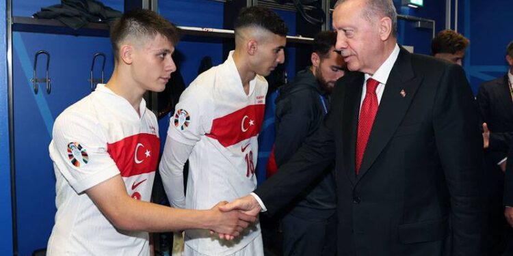 Erdoğan, Hollanda maçının ardından soyunma odasına indi: Siz bizim şampiyonumuzsunuz