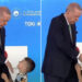 Erdoğan elini öpmeyen çocuğa tokat attı