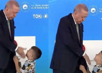 Erdoğan törende elini öpmeyen 5 yaşlarındaki bir çocuğa tokat attı