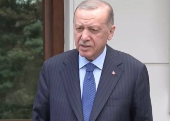 Erdoğan’la bir gazeteci arasında dikkat çeken Kıbrıs diyaloğu: “Yunan deniz üssüne karşı Türk mescidi”