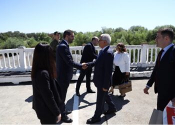 Ermenistan-Türkiye normalleşmesi: İki ülkenin temsilcisi sınırda el sıkıştı