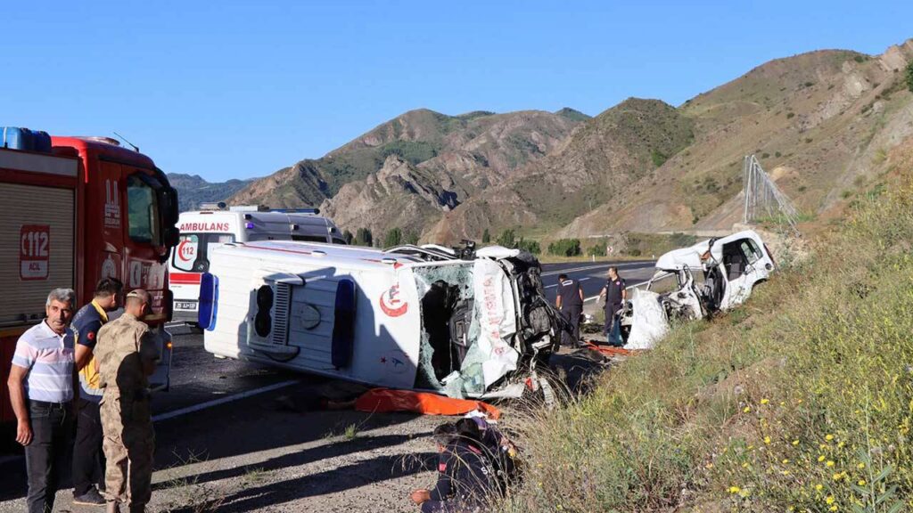 Erzurum’da ambulans ile otomobil çarpıştı: 4 ölü