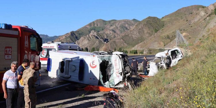 Erzurum’da ambulans ile otomobil çarpıştı: 4 ölü
