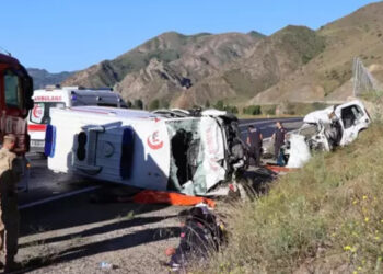 Erzurum’da feci kaza: Ambulans ile hafif ticari araç çarpıştı; 4 ölü, 1 yaralı