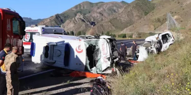 Erzurum’da feci kaza: Ambulans ile hafif ticari araç çarpıştı; 4 ölü, 1 yaralı