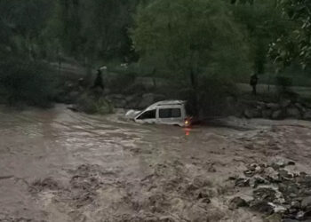 Erzurum’da heyelan faciası: Tortum Çayı’na sürüklenen araçtaki anne öldü, çocuğu kayboldu
