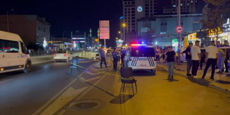 Esenyurt'ta restorana silahlı saldırı düzenlendi; yoldan geçen kişi öldü