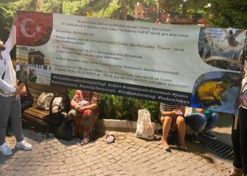 Eyleme bireysel olarak katılan vatandaşlar, dövizlerinde Kuran'dan ayetlere yer verdi