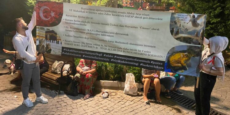 Eyleme bireysel olarak katılan vatandaşlar, dövizlerinde Kuran'dan ayetlere yer verdi