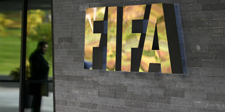 FIFA, İsrail'in uluslararası futboldan men edilmesi kararının alınmasını erteledi