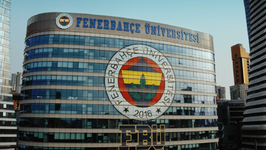 Fenerbahçe Üniversitesi'nden Yasal Yüzdenin Dışında Zam: Öğrenci ve Velilerden Protesto