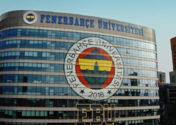 Fenerbahçe Üniversitesi'nden Yasal Yüzdenin Dışında Zam: Öğrenci ve Velilerden Protesto