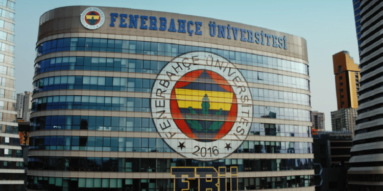 Fenerbahçe Üniversitesi'nden Yasal Yüzdenin Dışında Zam: Öğrenci ve Velilerden Protesto