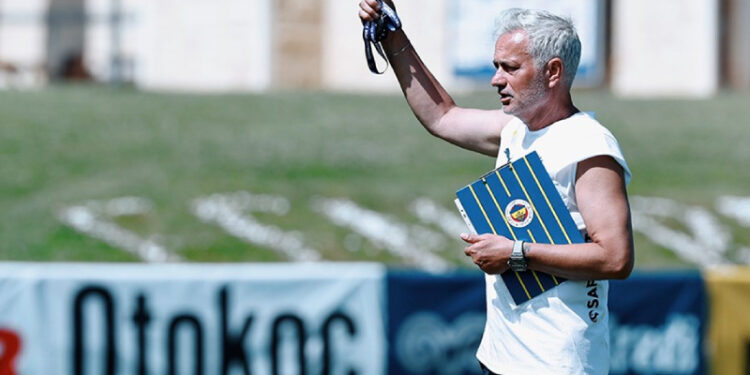 Fenerbahçe'de Mourinho işi sıkı tutuyor