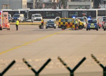 Frankfurt Havaalanı'nda kendilerini piste yapıştırarak 140 uçuşun iptaline neden olan iklim aktivistleri: Bu daha başlangıç