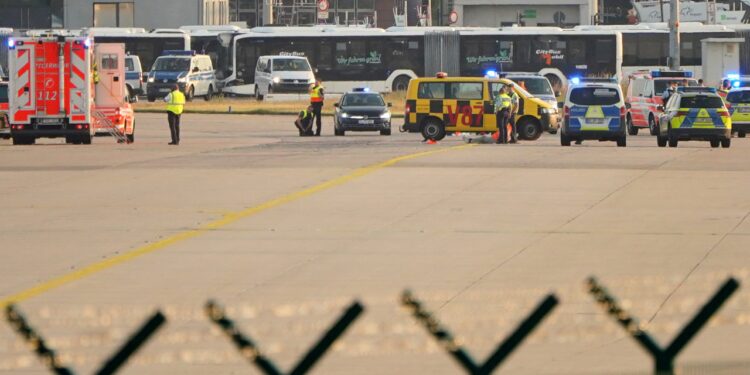 Frankfurt Havaalanı'nda kendilerini piste yapıştırarak 140 uçuşun iptaline neden olan iklim aktivistleri: Bu daha başlangıç