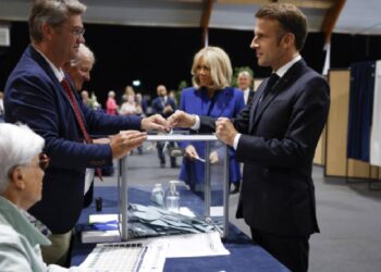 Fransa erken genel seçimi, ikinci turda son 43 yılın en yüksek öğle katılımı seviyesini gördü