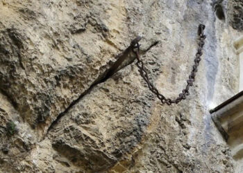 Fransa'da 1300 yıllık 'efsanevi' kılıç kayboldu, soruşturma başlatıldı