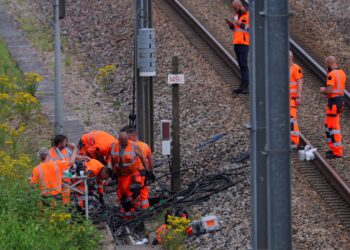 Fransa'da Olimpiyat öncesi kundaklanan demir yollarında çalışmalar tamamlandı
