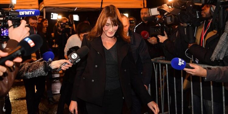 Fransa'da Sarkozy'nin yolsuzluk davasında eşi Bruni, suçlamalardaki rolüyle gündemde