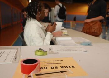 Fransa'da erken genel seçimin ilk turunda katılım yüksek seyrediyor