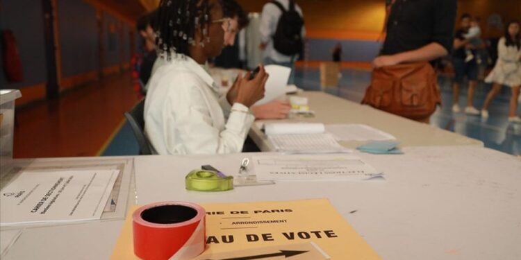 Fransa'da erken genel seçimin ilk turunda katılım yüksek seyrediyor