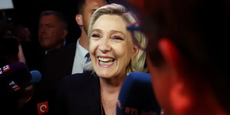 Fransa’da genel seçimin ilk turunda aşırı sağcı Ulusal Birlik, birinci parti oldu