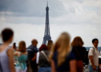 Fransa'da ilk turun galibi Le Pen'in partisine, gençler ve Parisliler teveccüh etmedi