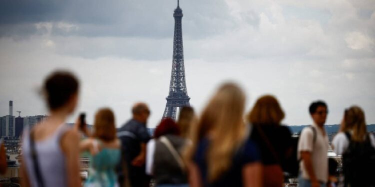 Fransa'da ilk turun galibi Le Pen'in partisine, gençler ve Parisliler teveccüh etmedi