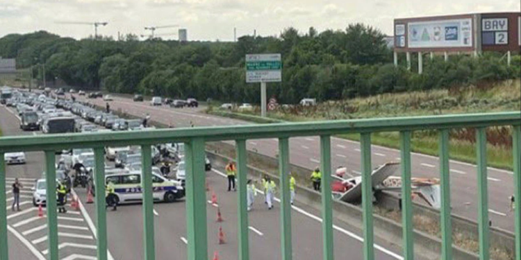 Fransa’da otoyola küçük uçak düştü: 3 ölü