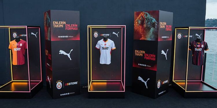 Galatasaray yeni sezon formalarını tanıttı