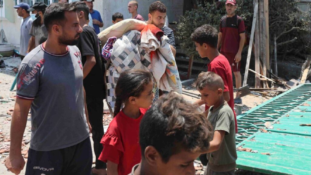 Gazze Şeridi'nde yeni tahliye emri veren İsrail ordusu, yine yerinden edilenlerin sığındığı bir okulu vurdu