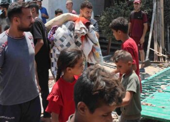 Gazze Şeridi'nde yeni tahliye emri veren İsrail ordusu, yine yerinden edilenlerin sığındığı bir okulu vurdu