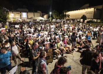 Gazze'deki İsrailli esirlerin yakınları Netanyahu'nun konuşmasını protesto ederek izledi