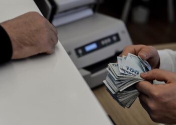 Geliri, vergi ve zamlar altında ezilen vatandaş, cep yakan faizler karşısında krediyi frenledi