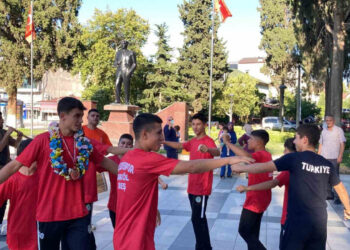 Genç Şampiyon Davul Zurnayla Karşılandı