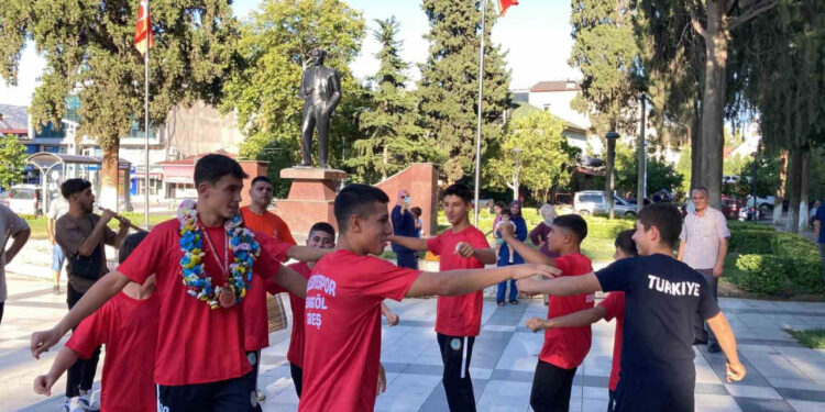 Genç Şampiyon Davul Zurnayla Karşılandı