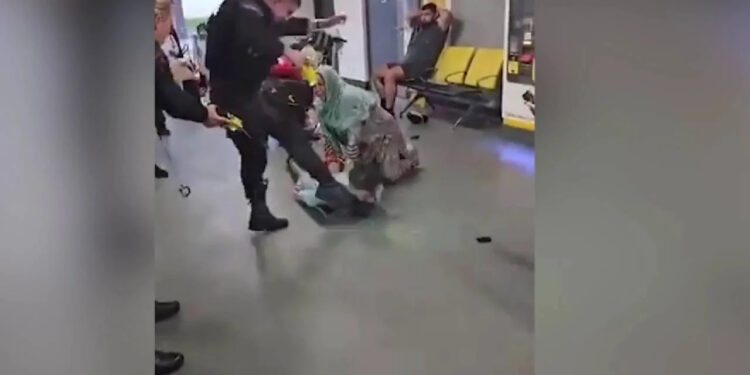 Gözaltına Aldığı Şüphelinin Yüzüne Tekme Atan Polis Görevden Uzaklaştırıldı