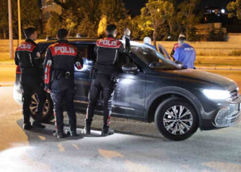 Gözaltına Alındı, Polis Otosundaki Yerini Beğenmedi: "Arkaya Gerek Var Mı?"